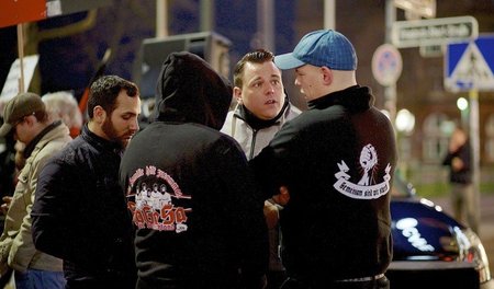 Der Versammlungsleiter Dominik Roeseler war Anmelder der Hogesa-... Der Versammlungsleiter Dominik Roeseler war Anmelder der Hogesa-...