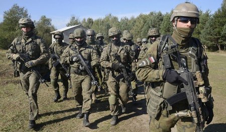 Vorbereitung zum Aufmarsch: Polnische Soldaten bei einem NATO-Ma...