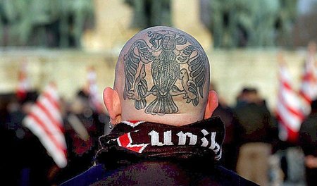 Rund und hohl. Blood-and-Honour-Aktivist auf dem Heldenplatz in ...