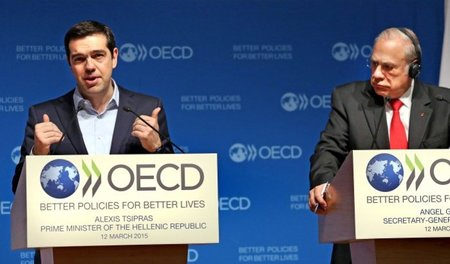 Griechenlands Ministerpräsident Alexis Tsipras (l.) und OECD-Gen...