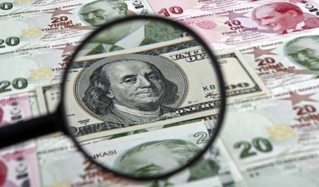 Benjamin Franklin lächelt auf der 100-Dollar Banknote: Die US-Wä...