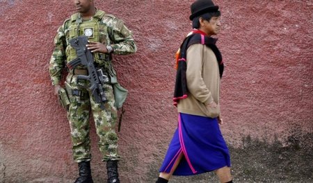 Sichtbare Militarisierung im Bundesstaat Cauca: Ein Indigener lä... Sichtbare Militarisierung im Bundesstaat Cauca: Ein Indigener lä...