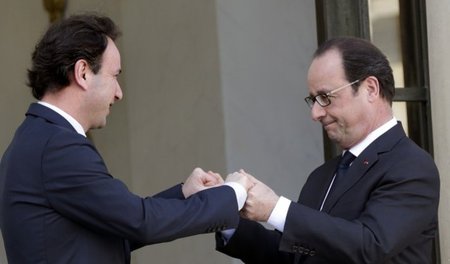 Paris am 5. März: Frankreichs Präsident Francois Hollande (r.) v...