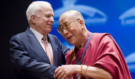 Zu den Freunden des Dalai-Lama gehört auch US-Senator John McCai...