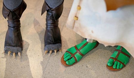 Cosplayerin auf grünen Füßen neben krallenbewehrter Freundin am ...