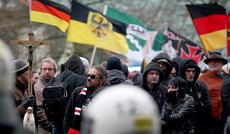 Hooligans und Pegida-Anhänger vollzogen am Sonnabend im Wupperta...