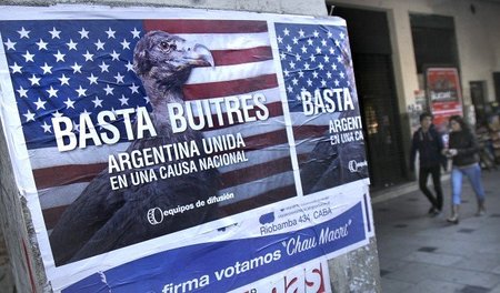 »Stoppt die Geier«: Protest gegen die Erpressung durch US-Invest...