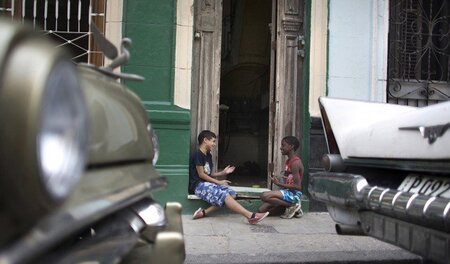 Gespräch in Havanna: Zwei elfjährige Jungs diskutieren am vergan...