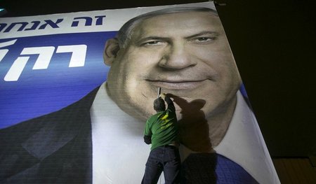 Tel Aviv, 10. März: Die Benjamin-Netanjahu-Poster werden überdim...