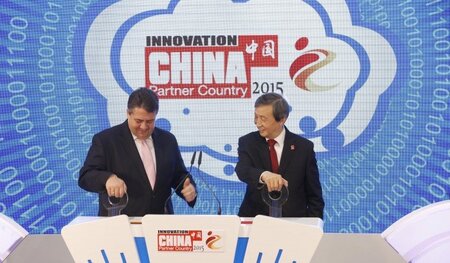 Symbolik: Wirtschaftsminister Sigmar Gabriel (l.) und Chinas Viz...