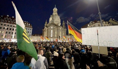 2. März 2015: Pegida-Anhänger demonstrieren in Dresden vor der F...