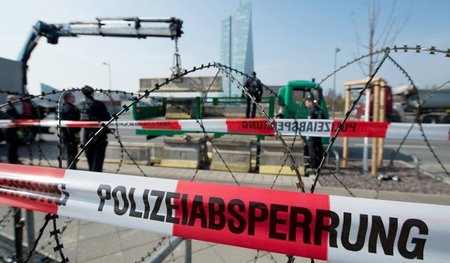 Bank geschlossen. Mit NATO-Stacheldraht hat die Polizei am Monta...