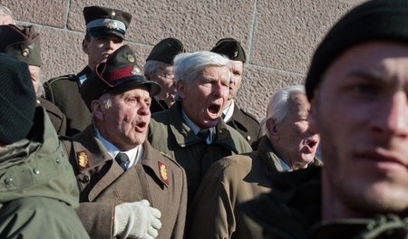 Riga am Montag: Die »Lettische Legion« der Waffen-SS wird von Po...