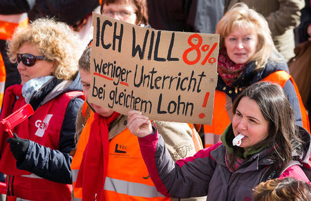 Streikende Angestellte in Schwerin