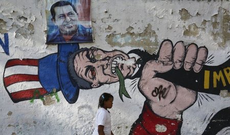 Venezuela gegen den Imperialismus: Bild an einer Hauswand in Car...
