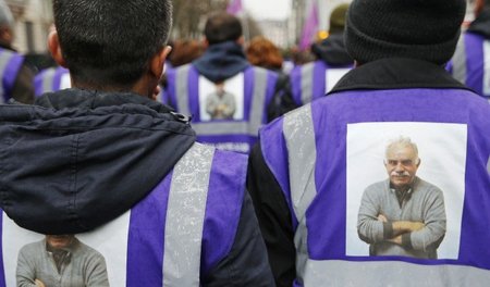 Breite Unterstützung: Kurdische Demonstranten mit Öcalan-Porträt...