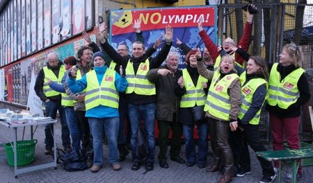 Jubel in Berlin: Aktivisten des »NOlympia«-Bündnisses feiern am ...