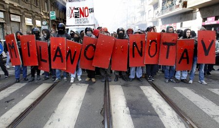 Protest gegen Großprojekt: Der Hochgeschwindigkeitszug TAV steht... Protest gegen Großprojekt: Der Hochgeschwindigkeitszug TAV steht...