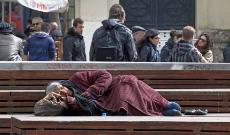 Von Einzelfällen zum Massenelend: Obdachloser in Athen Von Einzelfällen zum Massenelend: Obdachloser in Athen