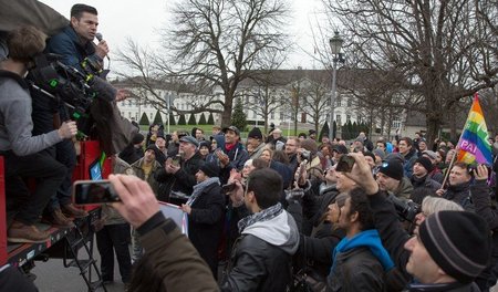Ex-RBB-Moderator Ken Jebsen als Redner auf einer »Friedenswinter... Ex-RBB-Moderator Ken Jebsen als Redner auf einer »Friedenswinter...