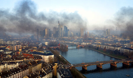 Rauchschwaden über Frankfurt am Main. Sie sollen von den Protest...