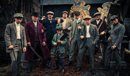 Bis an die Zähne bewaffnet machen sich die Peaky Blinders auf de... Bis an die Zähne bewaffnet machen sich die Peaky Blinders auf de...