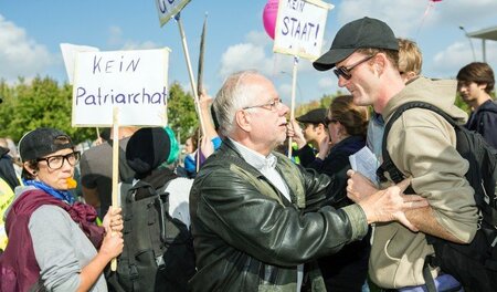 Gerangel bei einer Demo in Berlin (21. September 2014): Abtreibu... Gerangel bei einer Demo in Berlin (21. September 2014): Abtreibu...