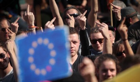 Der »Stinkefinger« wird Mode, wie auf diesem Foto vom Mittwoch z... Der »Stinkefinger« wird Mode, wie auf diesem Foto vom Mittwoch z...