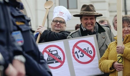 Zeigen Zähne: Gastronomen und Hoteliers demonstrieren am Diensta...