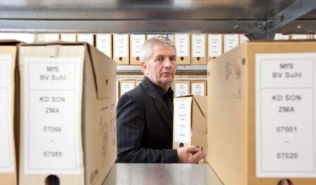Aktueller und wohl einer der letzten Hüter der Stasiakten: Rolan... Aktueller und wohl einer der letzten Hüter der Stasiakten: Rolan...