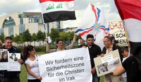 Ausdauernd vorgetragene Forderung: Assyrer demonstrieren im Augu... Ausdauernd vorgetragene Forderung: Assyrer demonstrieren im Augu...
