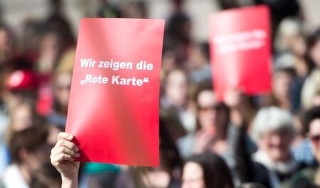Beschäftigte im Sozial- und Erziehungsdienst protestierten in ga... Beschäftigte im Sozial- und Erziehungsdienst protestierten in ga...