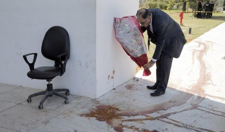 Trauen in Tunis: Der Abgeordnete Souheil Alouini legt am Bardo-M... Trauen in Tunis: Der Abgeordnete Souheil Alouini legt am Bardo-M...