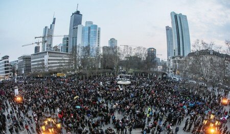 25.000 Menschen kamen zur Abschlusskundgebung auf dem Frankfurte... 25.000 Menschen kamen zur Abschlusskundgebung auf dem Frankfurte...