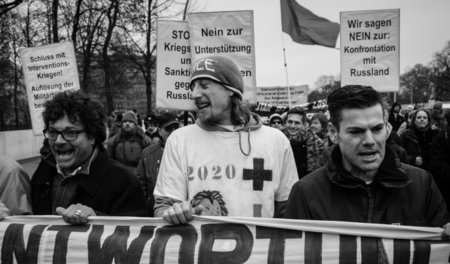 »Friedenswinter 2014/2015«: Demonstration zum Bundespräsidialamt...