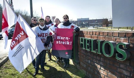 Warnstreik: Beschäftigte des Helios-Klinikum Berlin-Buch demonst...