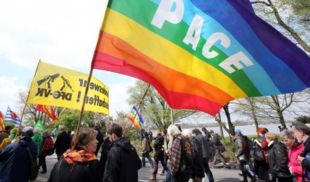 Mit der Regenbogenfahne für den Frieden: Ostermarsch in Hamburg ...