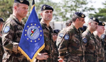 Wenig erreicht und vollauf zufrieden: Abschiedszeremonie der EUF...