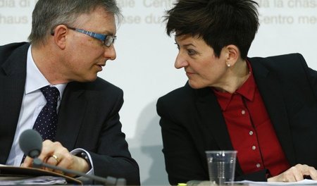 Markus Seiler (l.), Chef des schweizerischen Geheimdienstes, im ...