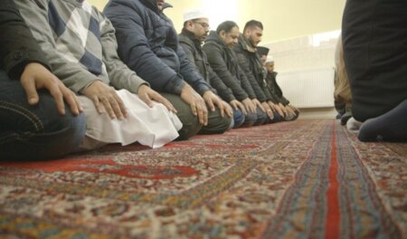 Betende Besucher der Fazle-Omar-Moschee in Hamburg