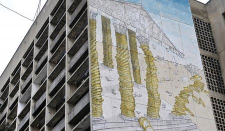 Euro und einstürzende Altbauten: Wandbild an einem Wohnblock in ...