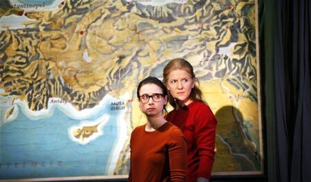 Marina Frank (l.) und Judica Albrecht (r.) in Hans-Werner Kroesi...