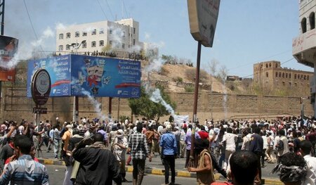 Zusammenstöße in Taiz: Schiitische Rebellen feuern Tränengas in ...