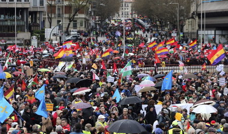 Fahnen der Spanischen Republik bei der Großdemonstration in Madr