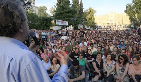 Giorgos Katrougalos im Juni 2011 bei einer Protestveranstaltung ...