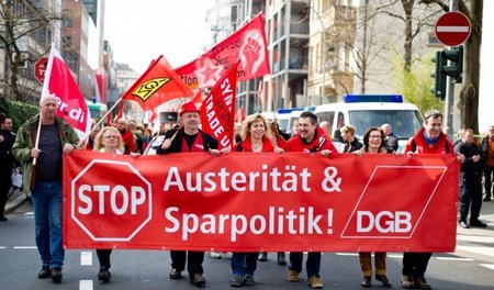 Bei den Blockupy-Protesten in Frankfurt am Main am 18. März dabe...