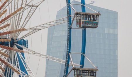 Aufschwung ist immer auch realtiv: Riesenrad mit Blick auf den S...