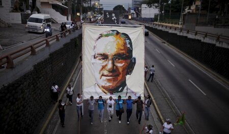 Demonstration für den vor 35 Jahren ermordeten Erzbischof Oscar ... Demonstration für den vor 35 Jahren ermordeten Erzbischof Oscar ...