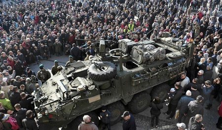 Bialystok, Polen, am Dienstag: Volksversammlung um einen US-Panz...