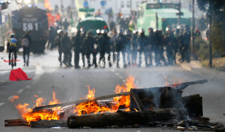Flammen in der Bankenmetropole: Brennender Polizeiwagen am 18. M... Flammen in der Bankenmetropole: Brennender Polizeiwagen am 18. M...